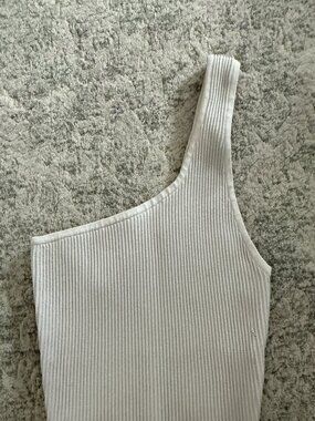 Aritzia Babaton white ribbed tank